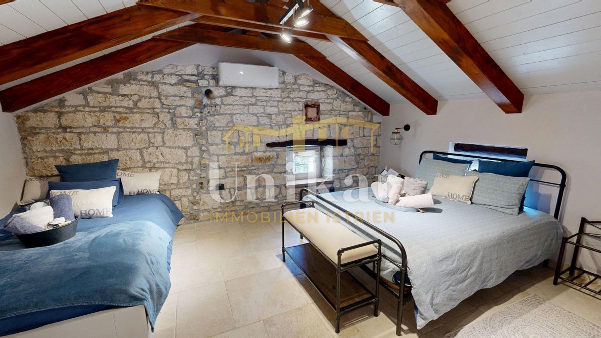 Čudovita posest z dvema kamnitima hišama in bazenom